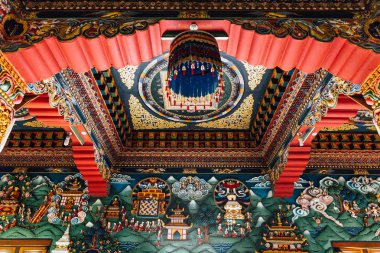Bodh Gaya, Bihar, Hindistan'daki Butan Kraliyet Manastırı'nda Bhutan sanatında Buddha hikayesini anlatan dekore edilmiş tavan.