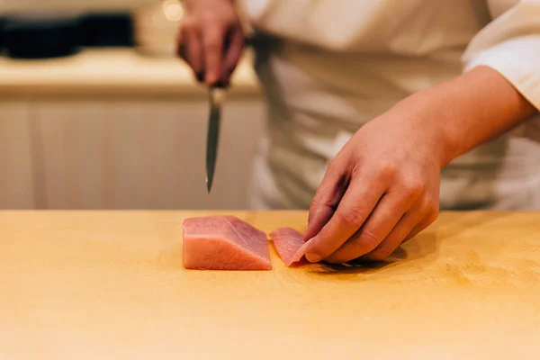 Giapponese Omakase Chef Taglio Medio Grasso Tonno Rosso Chutoro Giapponese — Foto Stock