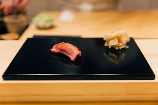 Farina Giapponese Omakase Chutoro Tonno Rosso Sushi Servito Mano Con — Foto Stock