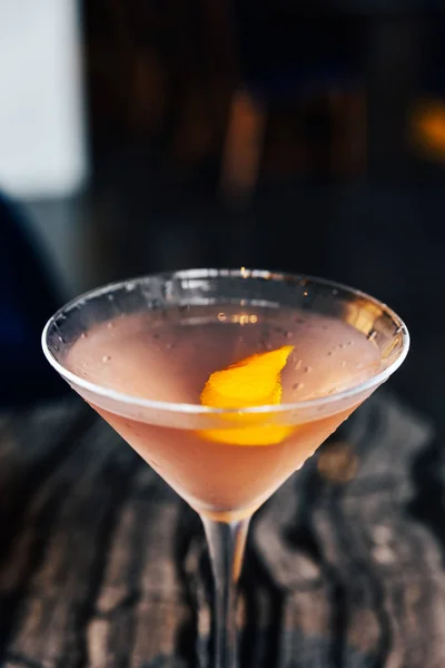 Décryptages Cocktail Rose Rempli Une Tranche Écorce Yuzu Dans Verre — Photo
