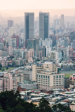 Akşamları Xiangshan Elephant Mountain gelen geceleri arka planda dağ katmanları ile Downtown Taipei üzerinde havadan görünümü.