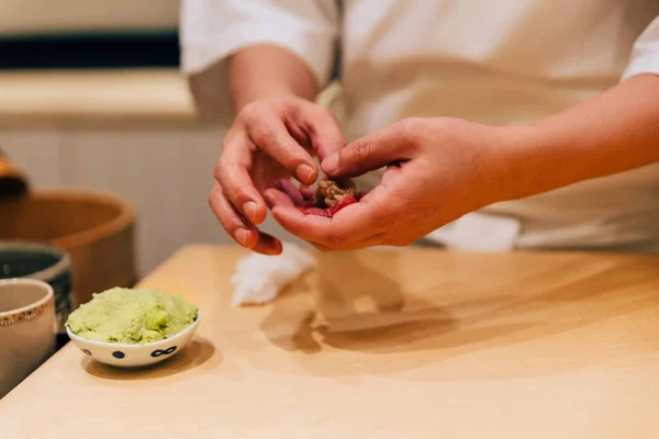 Chef Giapponese Omakase Che Prepara Chutoro Sushi Medium Fatty Bluefin — Foto Stock