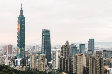 Taipei Downtown Taipei üzerinden hava, akşam Xiangshan Elephant Mountain gelen alacakaranlık 101 gökdelen.