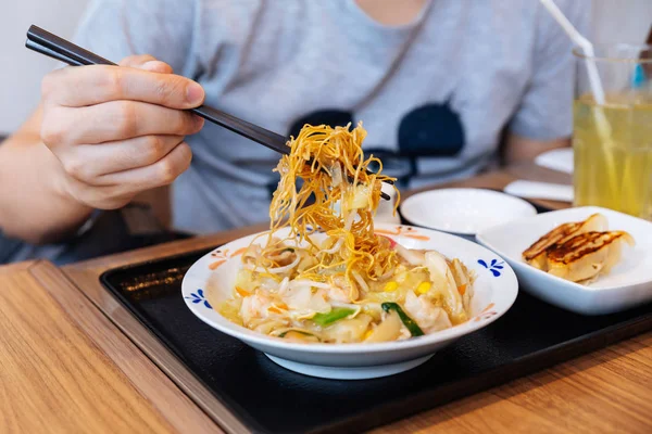 Bastoncini Pizzicando Champon Ramen Piatto Tagliatelle Che Una Cucina Regionale — Foto Stock