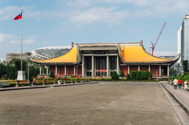 Taipei, Tayvan arka planda mavi gökyüzü ve bulut ve inşaat vinç ile ulusal Dr Sun Yat-sen Memorial Hall.