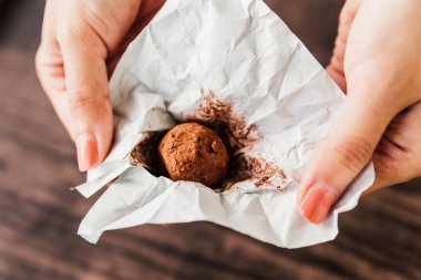 Çikolatalı Truffle çikolata, kakao tozu veya el ile tutan kağıt Wrap içinde doğranmış kızarmış fındık kaplı bir çikolata ganache merkezi ile yapılan.