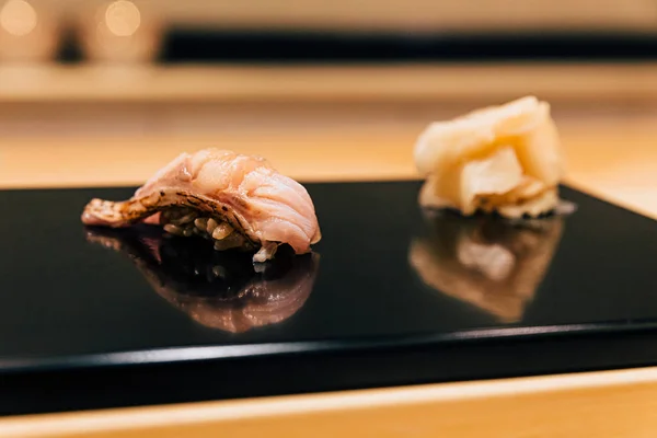 Farina Giapponese Omakase Amberjack Sushi Yellowtail Servito Mano Con Zenzero — Foto Stock