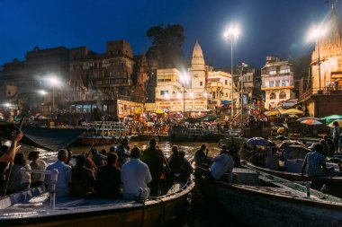 Birçok teknede insanların çeşitliliği kutsal Dasaswamedh Ghat de Varanasi Ganga Aarti izliyor, Kashi Vishwanath Tapınağı yakın, Varanasi, Hindistan.