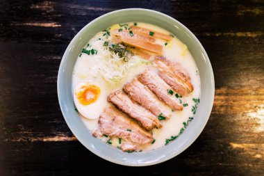 Chashu Domuz, Taze soğan, Lahana, Soğan, Menma ve Kurutulmuş Deniz Yosunu ve haşlanmış yumurta ile Ramen Krem Domuz Kemik Çorbası (Tonkotsu Ramen) üst görünümü.