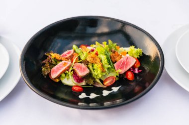 Orta Nadir Ton Balığı Salatası (Yeşil Mercan, Kırmızı Mercan, Domates ve Somon Karaca) Siyah plaka lı Dokundu Deniz Kestanesi ile.