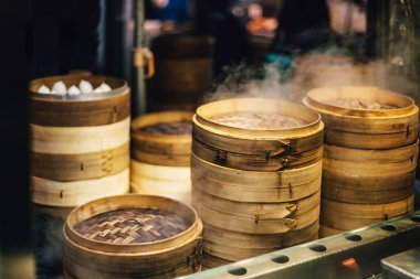 İstifleme bambu vapuryığınları dim sum için buharda. Taipei, Tayvan'da Jiantan sokak gıda.