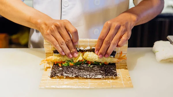 Chef Rotolamento Maki Sushi Con Riso Gamberetti Tempura Avocado Formaggio — Foto Stock