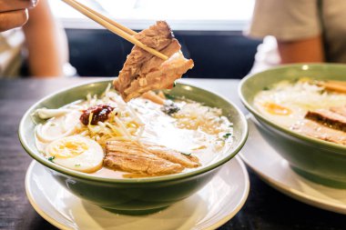 El Ramen Domuz Kemiği ve Baharatlı Hamur Çorbası Chashu Domuz, Taze soğan, Filiz, Mısır, Kurutulmuş Deniz Yosunu ve haşlanmış yumurta ile Chashu Domuz pinching.