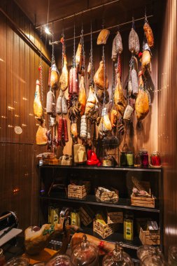Tedavi Odası, Kür Et, Sosis, Turşu ve Peynir Bangkok, Tayland İtalyan restoranında içinde