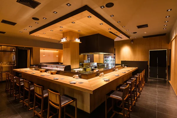 Yakitori Japon Izgara Şiş Restoran ızgara mutfak alanı etrafında sayaç bar ile. Çoğunlukla meşe ağacı dokusu ile dekore.