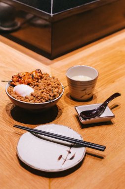 Çin buharda yumurta, kaşık ve yemek çubukları ile servis kıyılmış domuz ile Tavuk Yakitori Rice Bowl.