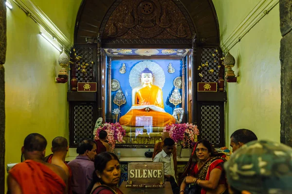 Indian Buddhist Monk People Standing Praying Bare Foot Front Large — Stock Photo, Image