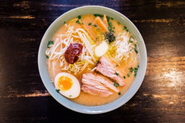 Ramen Domuz Kemiği ve Baharatlı Hamur Çorbası Chashu Domuz ( Kara Miso Ramen) Chashu Domuz, Taze soğan, Filiz, Mısır, Kurutulmuş Deniz Yosunu ve haşlanmış yumurta ile Chashu Domuz Üst görünümü.
