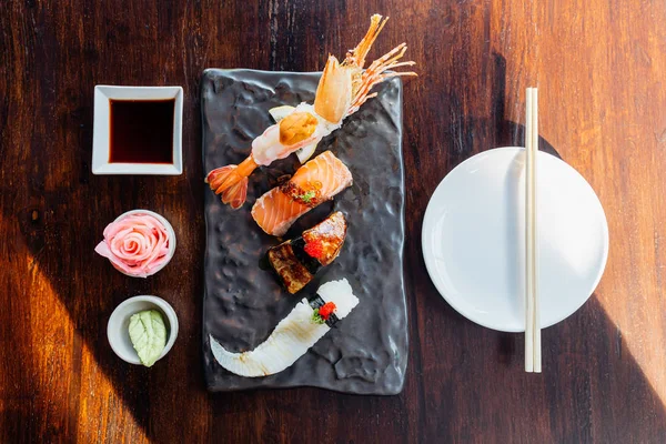 Vista Dall Alto Del Premium Sushi Set Includono Gamberetti Fritti — Foto Stock