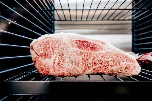 Buzdolabı içinde yüksek mermer doku ile Premium Nadir Sirloin Wagyu A5 sığır eti.