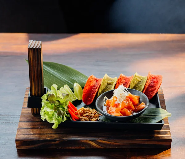 Çiğ Somon Baharatlı Salata kanape için kırmızı ve yeşil gevrek cips ile servis.