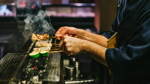 Mains Japonais Yakitori Chef Griller Poulet Mariné Gingembre Ail Sauce — Photo
