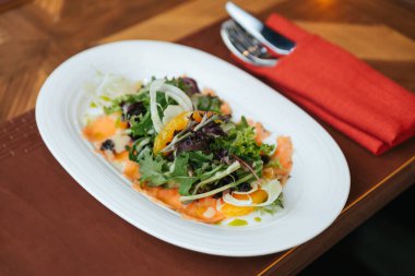 Füme Somon Pomelo Salatası yeşil meşe, kırmızı yaprakmar ve soğan içerir. Tay baharatlı deniz ürünleri salata sosu ile sos.