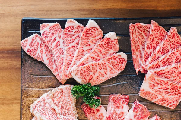 Premium Nadir Dilimlerin üst kısmı, Yakiniku (Izgara Et) için servis edilen taş tabak ta yüksek mermerli wagyu A5 sığır eti nin birçok yerinde).