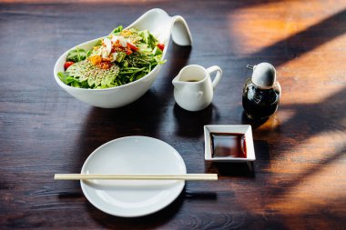 Avokado, domates, yeşil meşe, badem ve susam tepesi susam salata sosu ile Japon salatası.