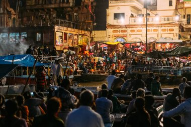 Birçok teknede insanların çeşitliliği kutsal Dasaswamedh Ghat de Varanasi Ganga Aarti izliyor, Kashi Vishwanath Tapınağı yakın, Varanasi, Hindistan.
