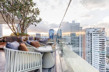 Akşamları açık hava kanepe setleri ile açık çatı bar. Bu alan Bangkok modern binaların bir görünüm alabilir.