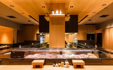 Yakitori Japon Izgara Şiş Restoran ızgara mutfak alanı etrafında sayaç bar ile. Çoğunlukla meşe ağacı dokusu ile dekore.