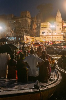 Birçok teknede insanların çeşitliliği kutsal Dasaswamedh Ghat de Varanasi Ganga Aarti izliyor, Kashi Vishwanath Tapınağı yakın, Varanasi, Hindistan.