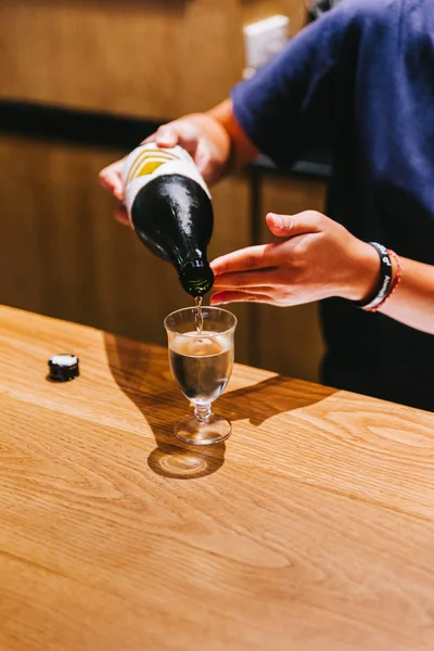 Japon Viskisini Küçük Bir Bardağa Dolduran Kadın Barmen — Stok fotoğraf