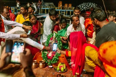 Hindistan halkı Varanasi Ganga Aarti 'de kutsal Dasasaswamedh Ghat' ta, Kashi Vishwanath Tapınağı yakınlarında gece yağmur yağarken kutsandı, Varanasi, Hindistan.