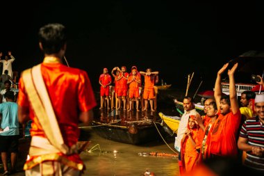 Hintli rahip gece yağmur yağarken, Varanasi Ganga Aarti kutsal Dasaswamedh Ghat, Kashi Vishwanath Tapınağı yakınında insanlar nimet, Varanasi, Hindistan.