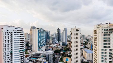 Bangkok çatı bardan bu görünümü akşam modern binalar ve gayrimenkul. İnşaat işi. Başkenti.