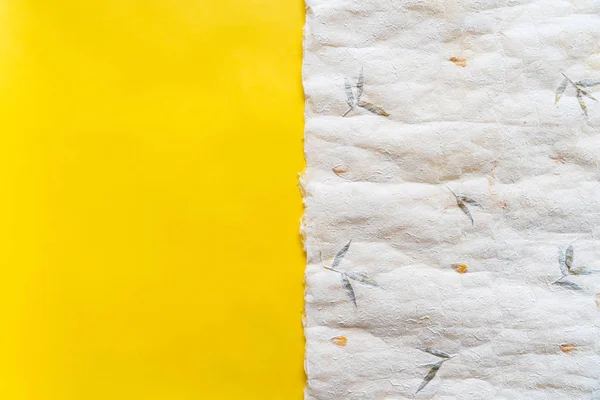Vista Superior Del Papel Japonés Arrugado Washi Sobre Papel Amarillo — Foto de Stock
