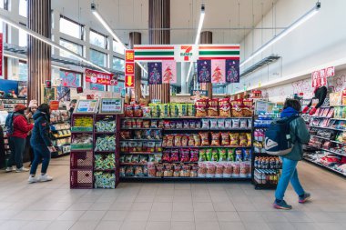 Alishan otobüs durağında turist ve Alishan, Tayvan 'da turist bilgilerine sahip Seven-Eleven marketi. 