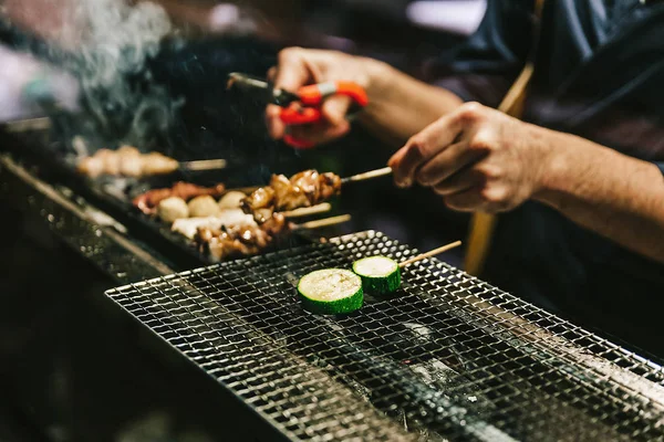 Közeli Kezében Japán Yakitori Chef Grillezés Csirke Pácolt Gyömbér Fokhagyma — Stock Fotó