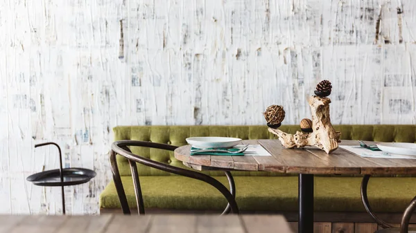 Zona Pranzo Decorata Con Divano Verde Tavolo Superiore Legno Sedia — Foto Stock