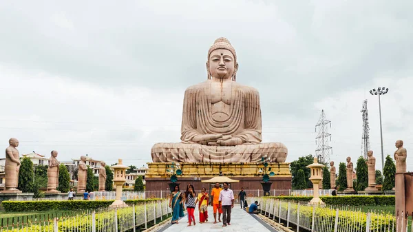 Daibutsu, Büyük Buda Heykeli meditasyon pozunda ya da Dhyana Mudra Hindistan 'ın Bodh Gaya kentindeki Mahabodhi Tapınağı yakınlarındaki ağaçlarla birlikte açık havada bir nilüfer üzerinde oturuyordu..