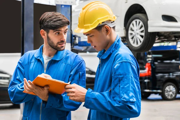 Mechaniker Blauer Arbeitskleidung Checkt Die Checkliste Für Die Fahrzeugwartung Hintergrund — Stockfoto