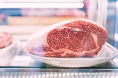 Birinci sınıf sığır filetosu. Kurumuş Wagyu A5 bifteği. Buzdolabının içinde yüksek mermer dokuma..