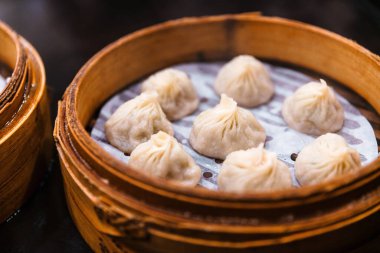 Bambu Sepeti 'nde Xiao Long Bao buğulama (Çorba Hamur köftesi). Taipei, Tayvan 'da bir restoranda hizmet verdi..