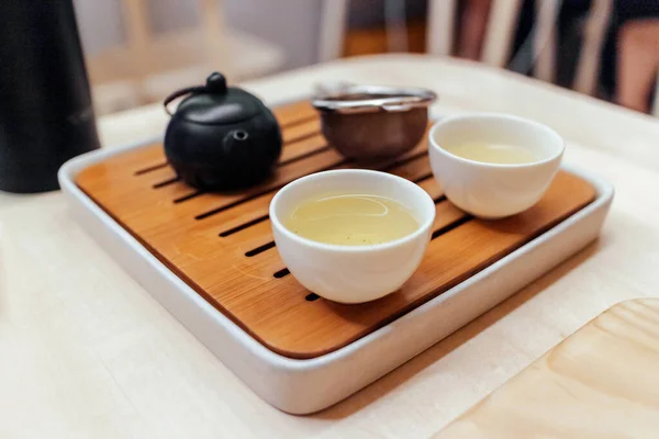 Крупный План Зеленого Чайного Сервиза Чашках Маленькой Деревянной Тарелке Чайником — стоковое фото
