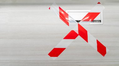 Ofis masasının üst görüntüsü beyaz ve bürokrasiyle işaretlenmiş. Covid-19 salgını sırasında ofislerde sosyalleşme kavramları. Önlem ve güvenli çalışma alanı.