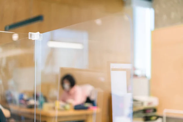 Acrylic Plexiglass Separator Setting Desk Office Blur Employee Wearing Mask — Stock Photo, Image