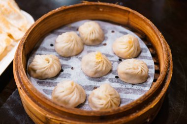 Bambu Sepeti 'nde Xiao Long Bao buğulama (Çorba Hamur köftesi). Taipei, Tayvan 'da bir restoranda hizmet verdi..