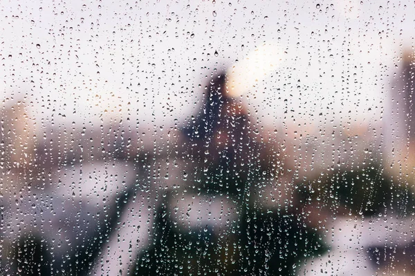 Regentropfen Auf Fensterscheiben Der Goldenen Stunde Mit Verschwommenen Hochhäusern Hintergrund — Stockfoto